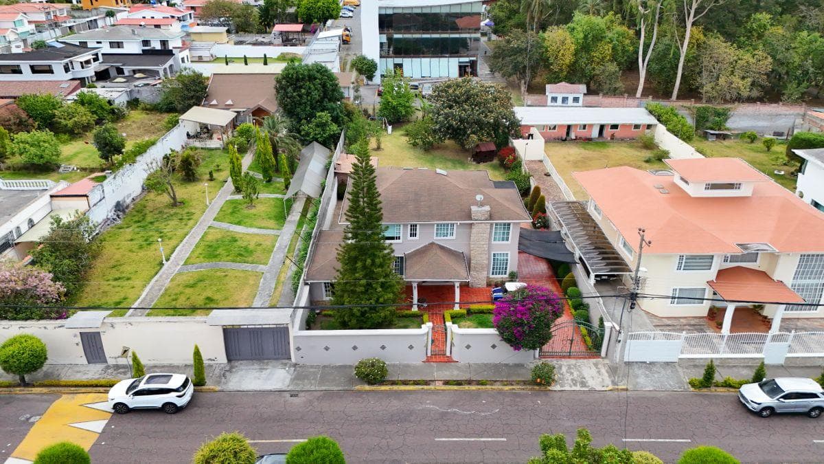 Casa de Venta 1.094 m² de Terreno y Casa de 3 Dorm.. Urb. San José del Valle. Conocoto — imagen 1
