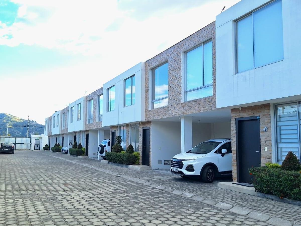 Casa en Venta Tumbaco a 2 Minutos de La Ruta Viva — imagen 1