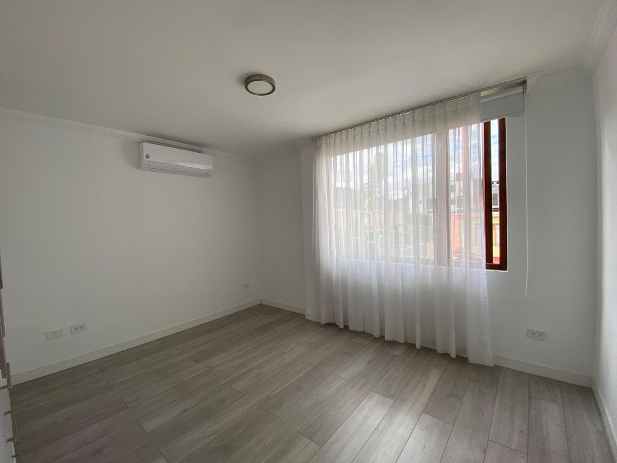 Departamento Venta, 3 Dorm, Terraza, Sector Reservorio - Colegio Menor. Flamante, Remodelado de Lujo — imagen 2