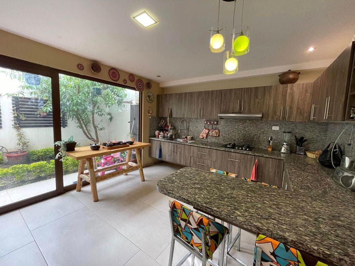 Vendo Casa Grande a 5 Minutos del Wayra Plaza en $175,000, Azuay — imagen 9