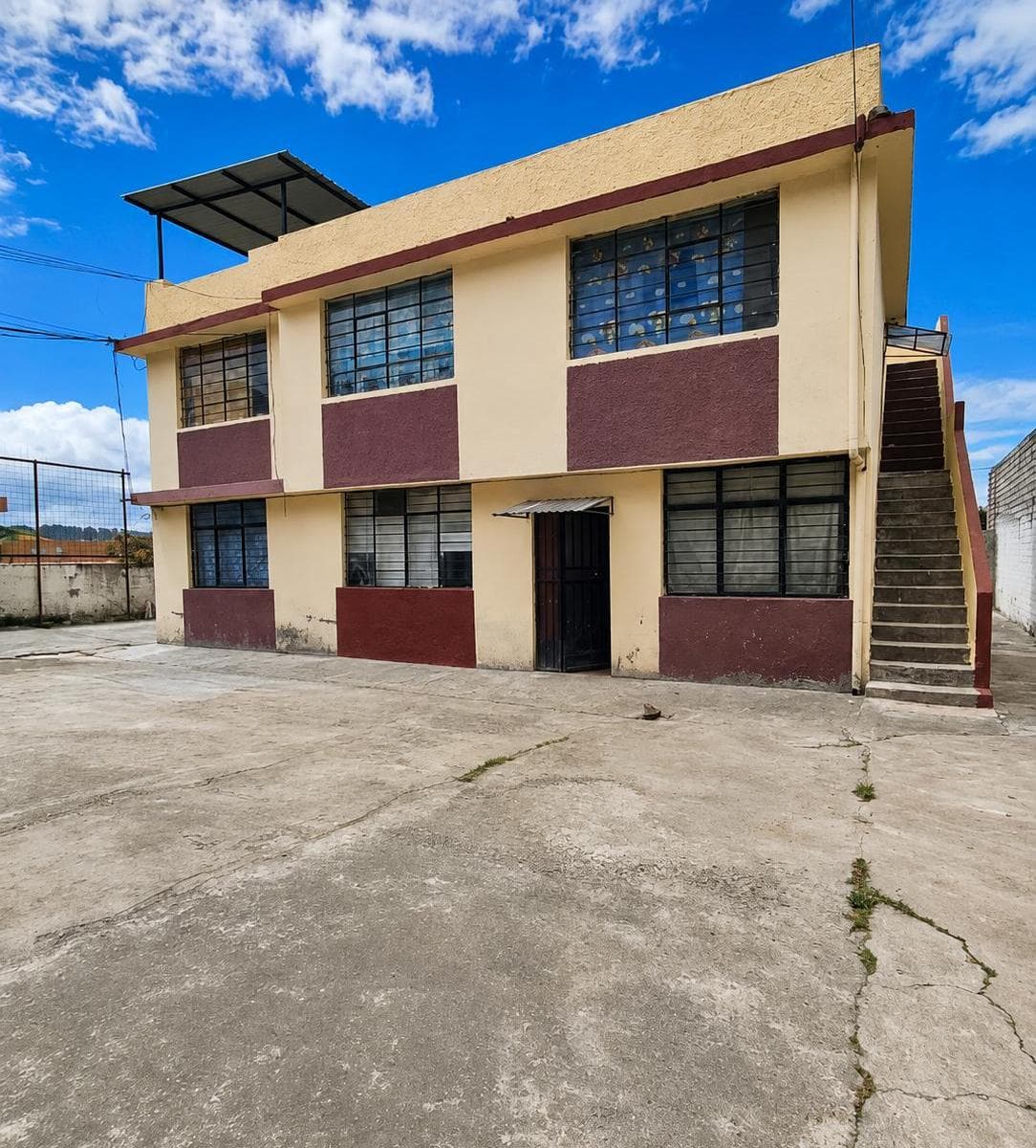 Propiedad en Venta con Dos Casas Renteras, 5 Departamentos y 1 Minidepartamento en Terreno 900 m. Provincia de Pichincha — imagen 1