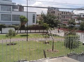 Casa Esquinera Amplia de 2 Pisos Calle Isla Santa Fe E Isla Floreana, Plaza de Toros, Quito. Provincia de Pichincha — imagen 4
