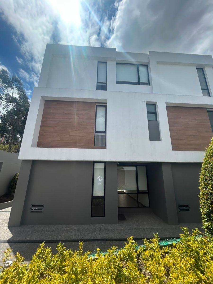 Venta de Casa de Estreno en Conjunto Lucia - Quito Sector Santa Lucía (Ar) — imagen 1