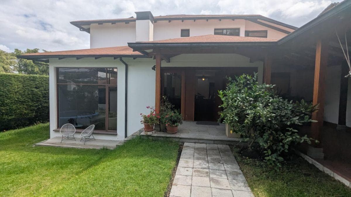 Casa 4 Dorm. de Venta en Cumbaya Sector El Reservorio — imagen 1