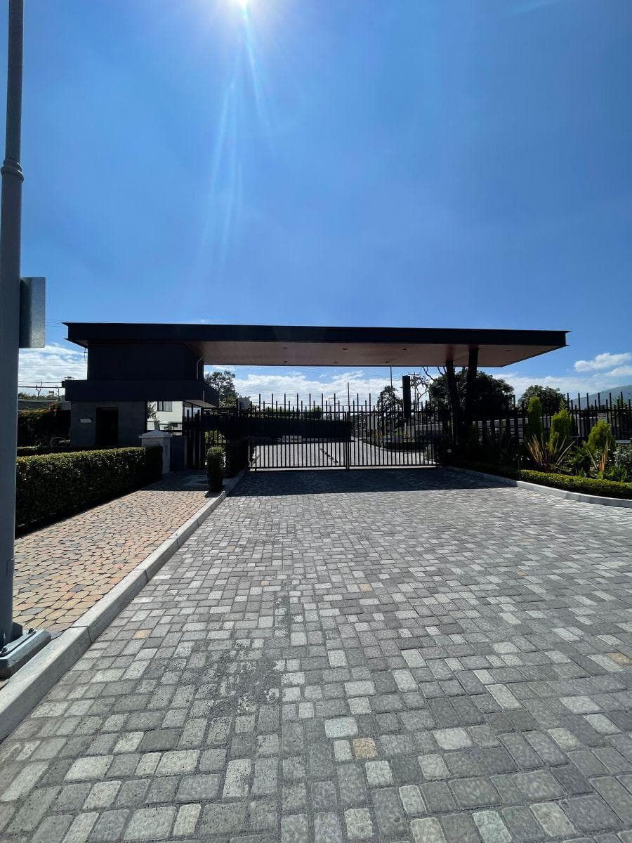 Casa con 4 Habitaciones en Venta en Tumbaco, 300 m² — imagen 5