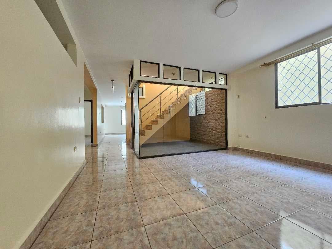 Vendo Casa Urb. La Campiña, Una Panta, con Piscina, Manabí — imagen 3
