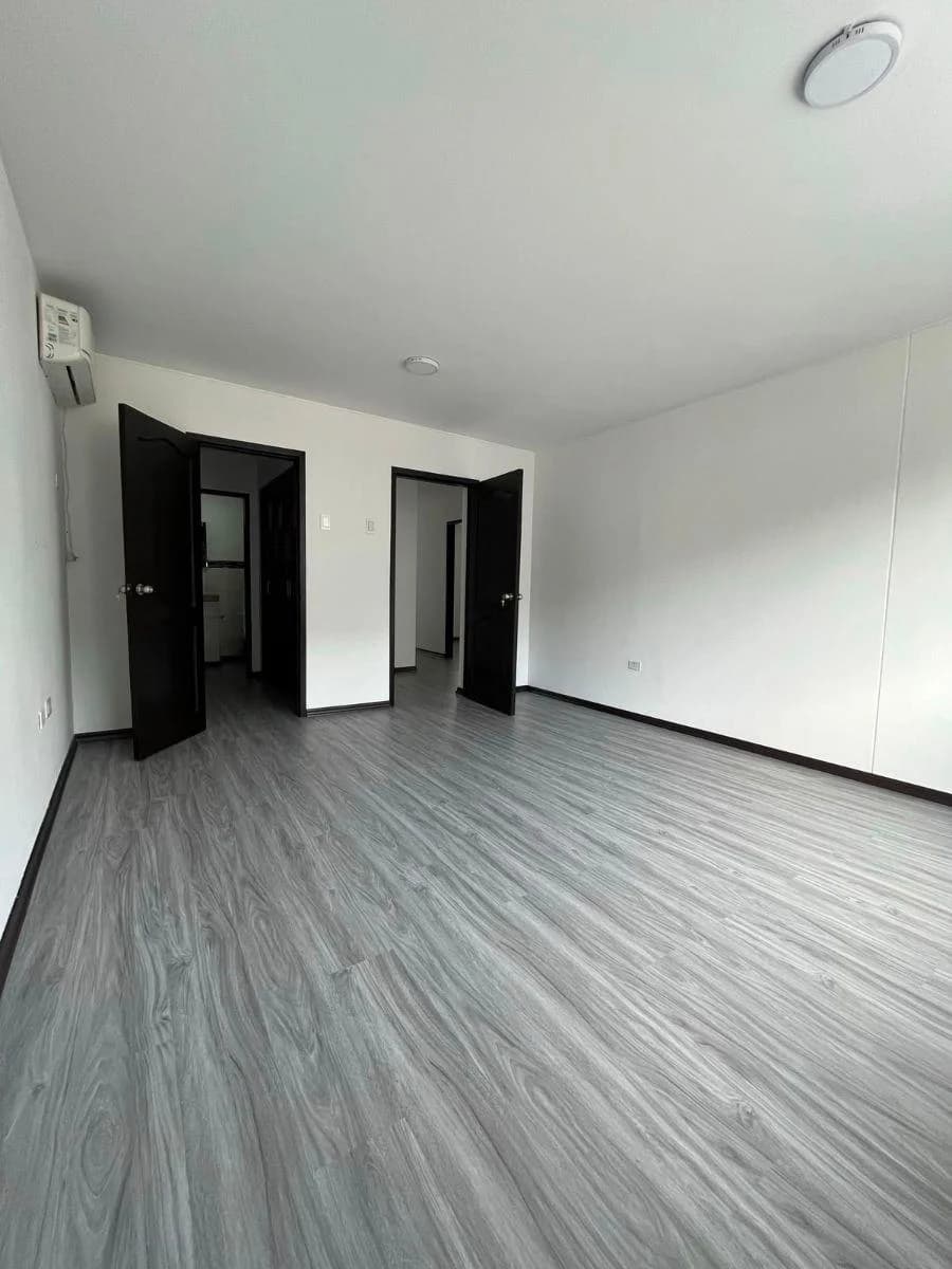 Vendo Linda Casa Remodelada en Ceibos Norte, a Desnivel, 4 Dorm., Terraza, Guayas — imagen 7