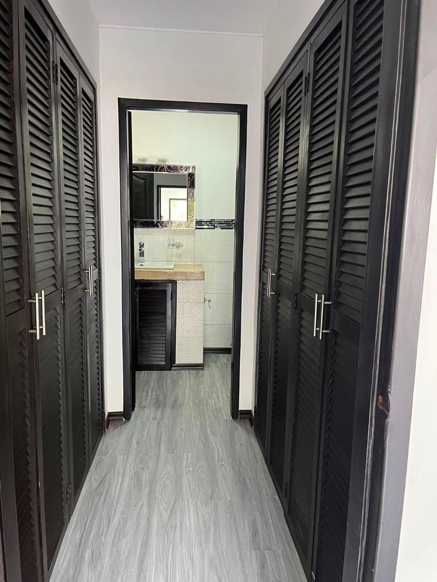 Vendo Linda Casa Remodelada en Ceibos Norte, a Desnivel, 4 Dorm., Terraza, Guayas — imagen 6