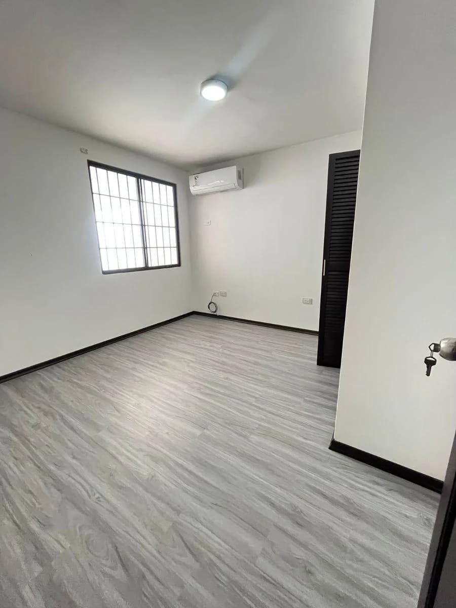 Vendo Linda Casa Remodelada en Ceibos Norte, a Desnivel, 4 Dorm., Terraza, Guayas — imagen 5
