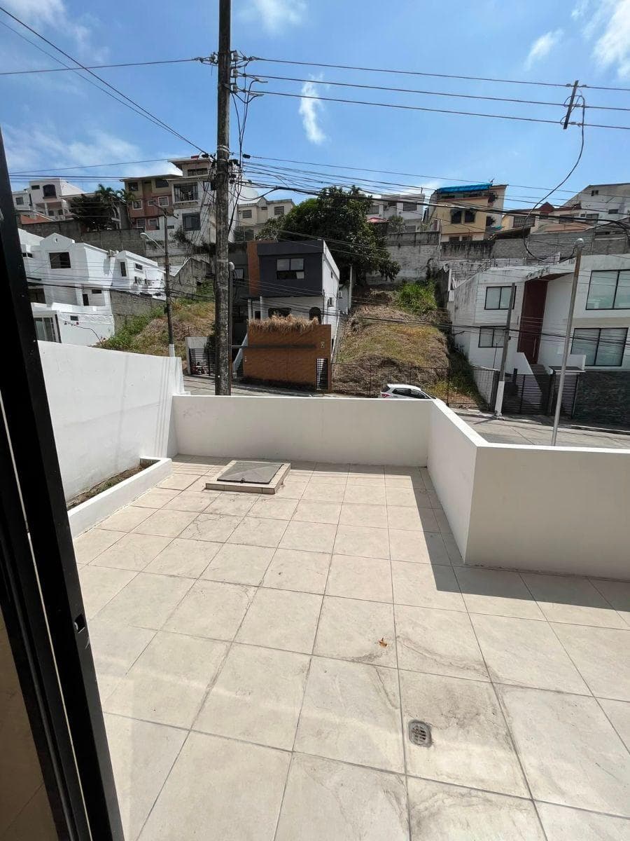 Vendo Linda Casa Remodelada en Ceibos Norte, a Desnivel, 4 Dorm., Terraza, Guayas — imagen 3