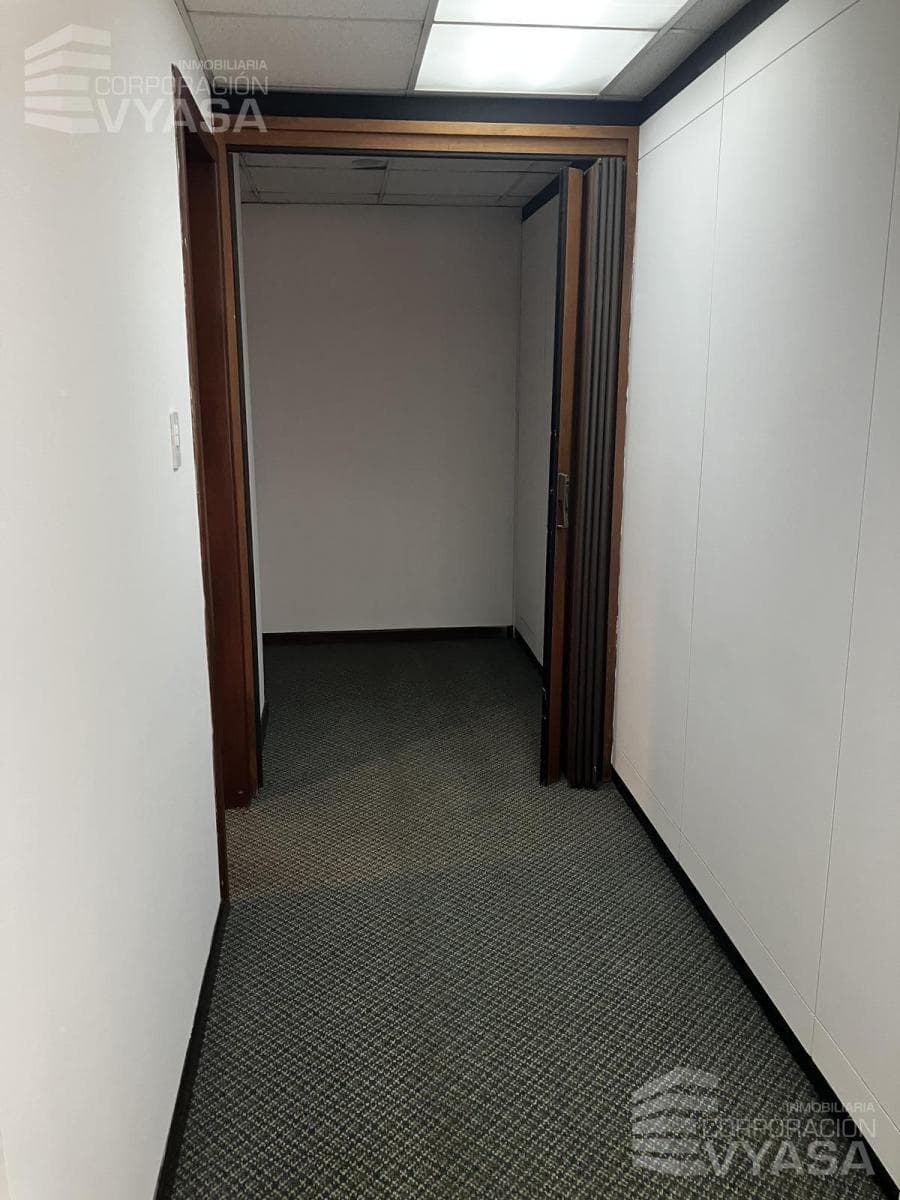 Carolina - Amazonas y Rumipamba, Oficina de Venta 70 m² — imagen 4