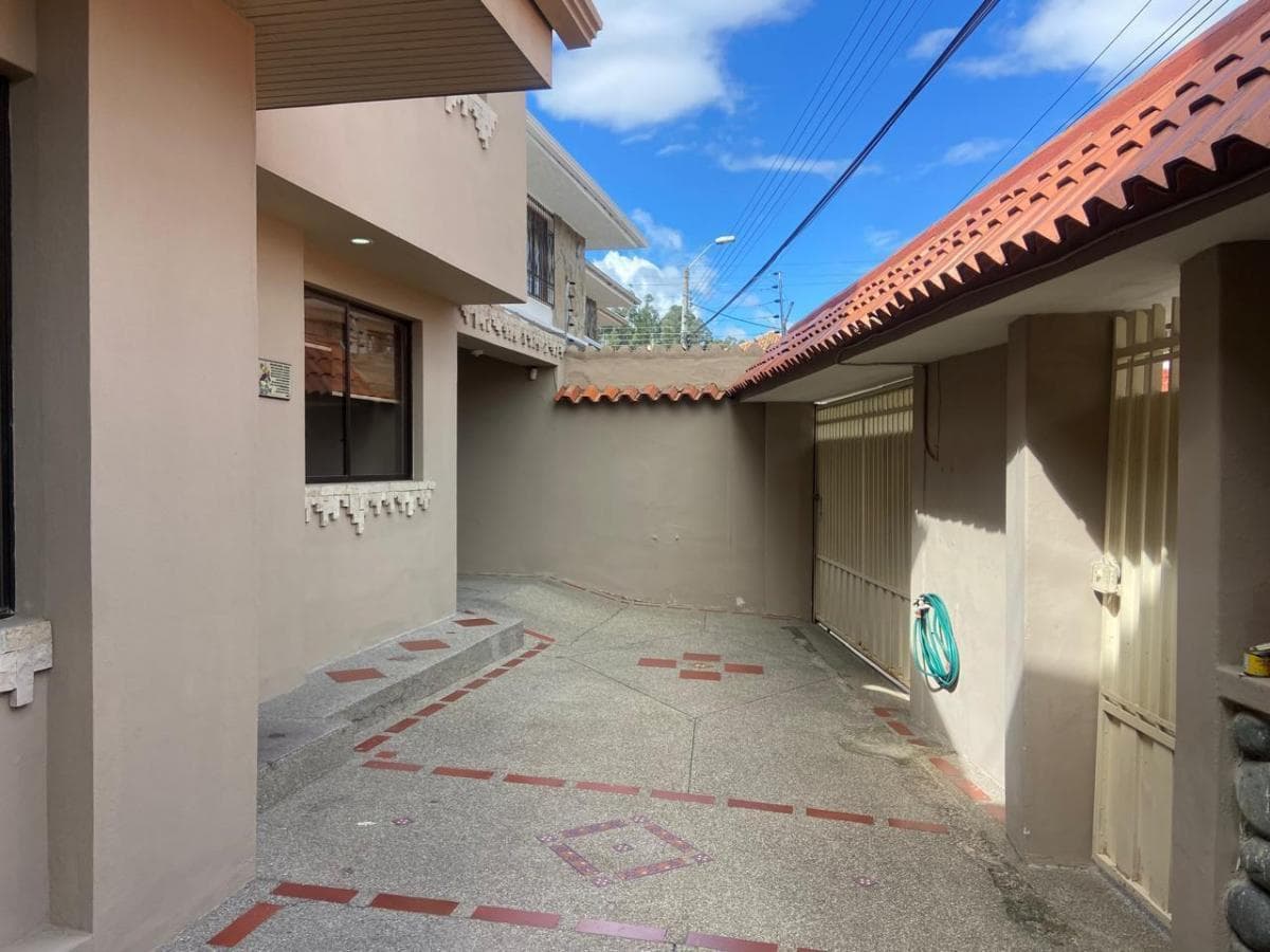Casa en Venta, Las Pencas, Detrás del Supermaxi, Azuay — imagen 3