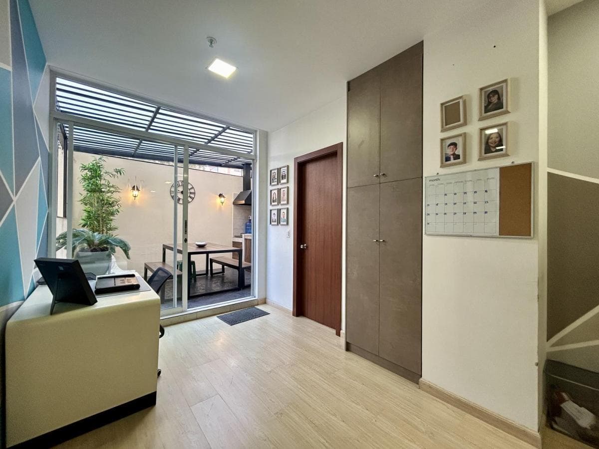 Venta de Oficina Amoblada con Patio en La Pradera — imagen 8