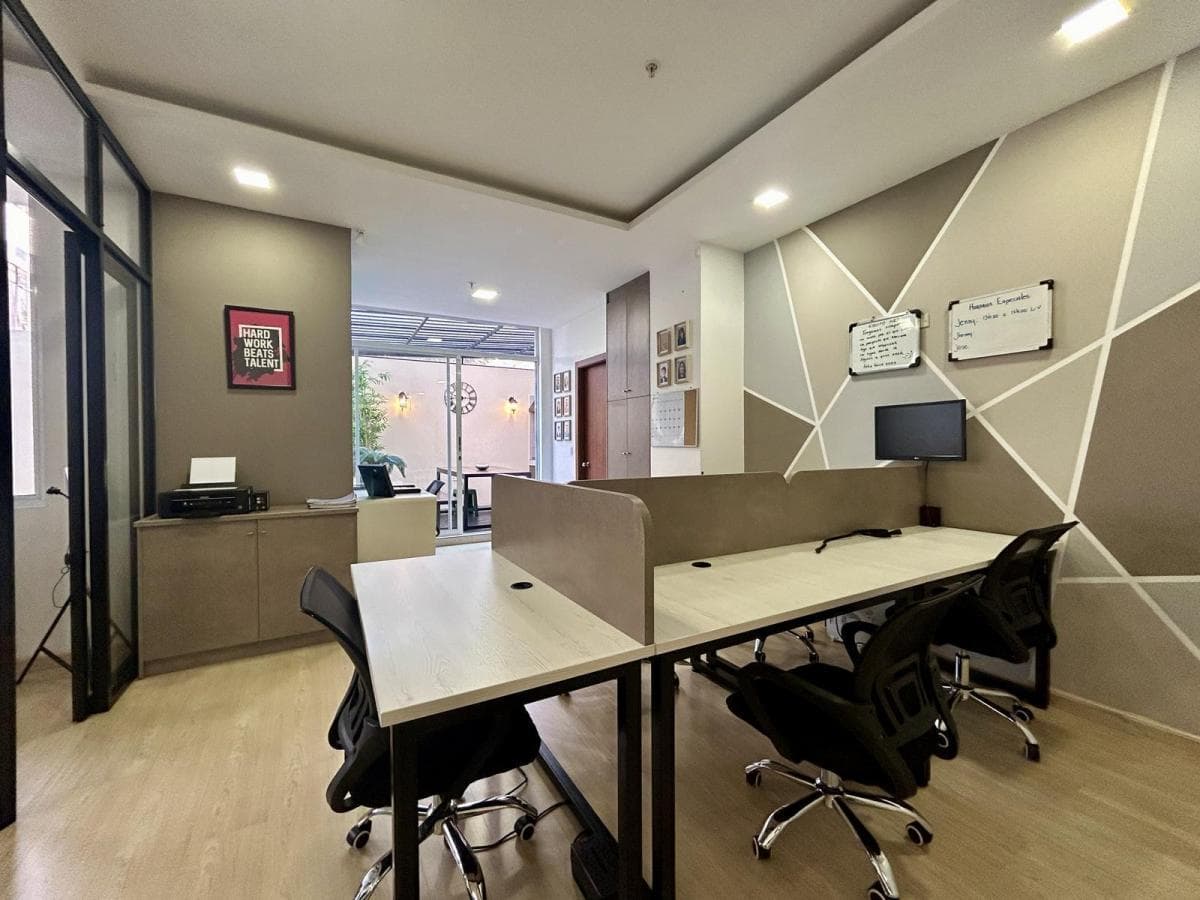 Venta de Oficina Amoblada con Patio en La Pradera — imagen 7