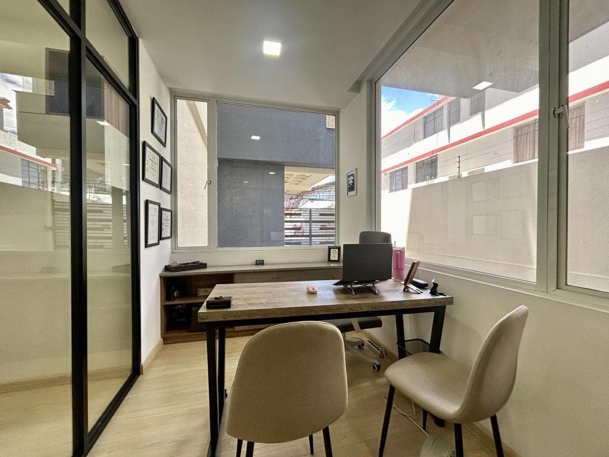 Venta de Oficina Amoblada con Patio en La Pradera — imagen 5