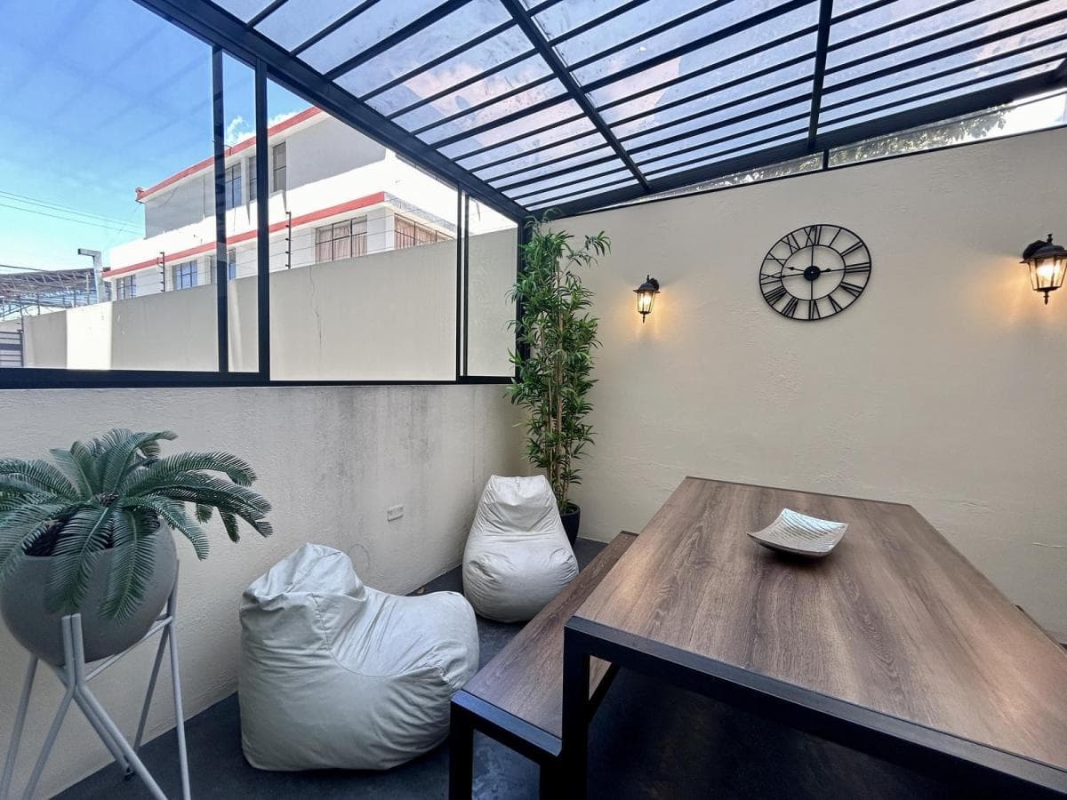 Venta de Oficina Amoblada con Patio en La Pradera — imagen 4