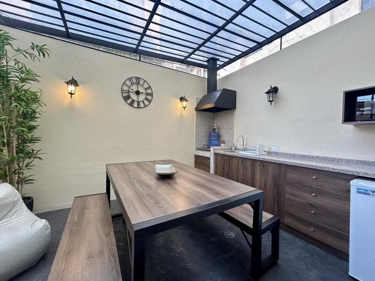 Venta de Oficina Amoblada con Patio en La Pradera — imagen 3