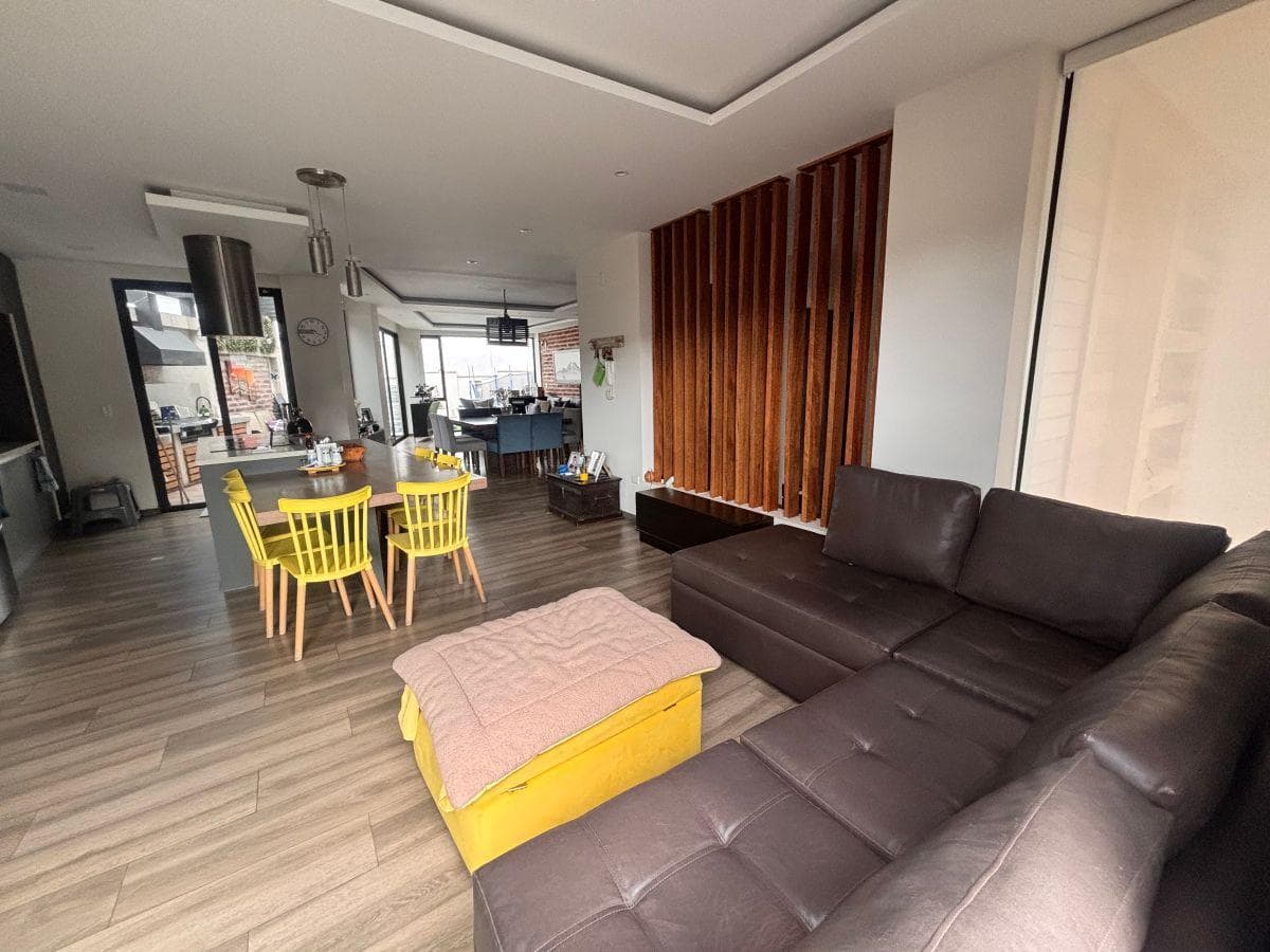 Vendo Espectacular Casa, con Vista Inigualable en Nayon — imagen 3