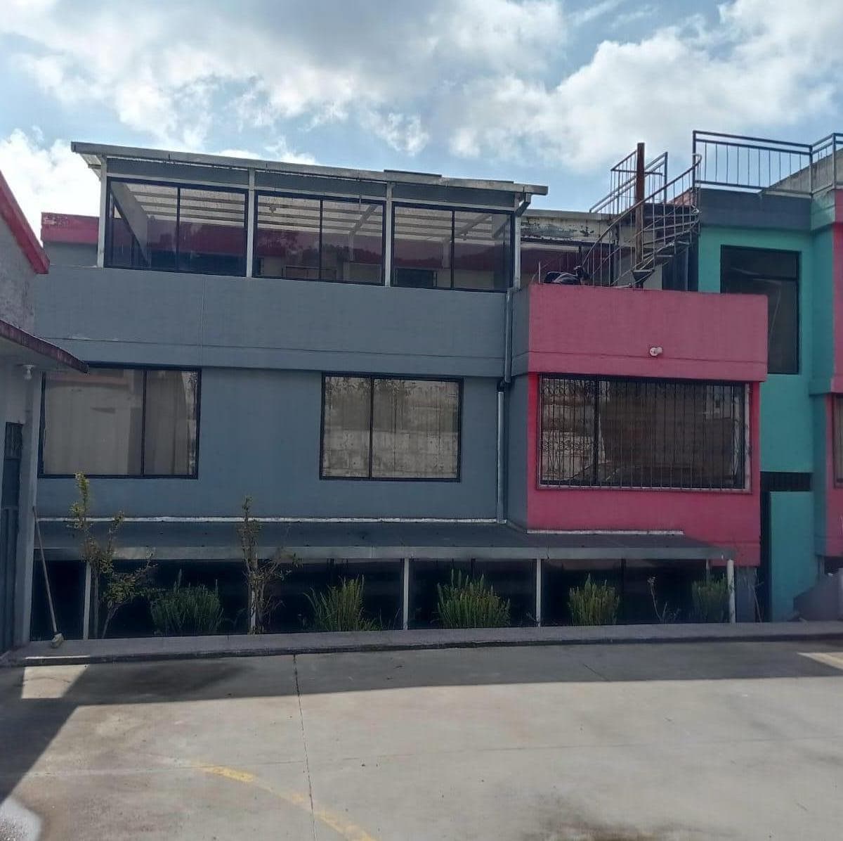 Se Vende Casa Rentera con Cuatro Locales Comerciales y Cuatro Departamentos, Sector La Pulida. Provincia de Pichincha — imagen 1