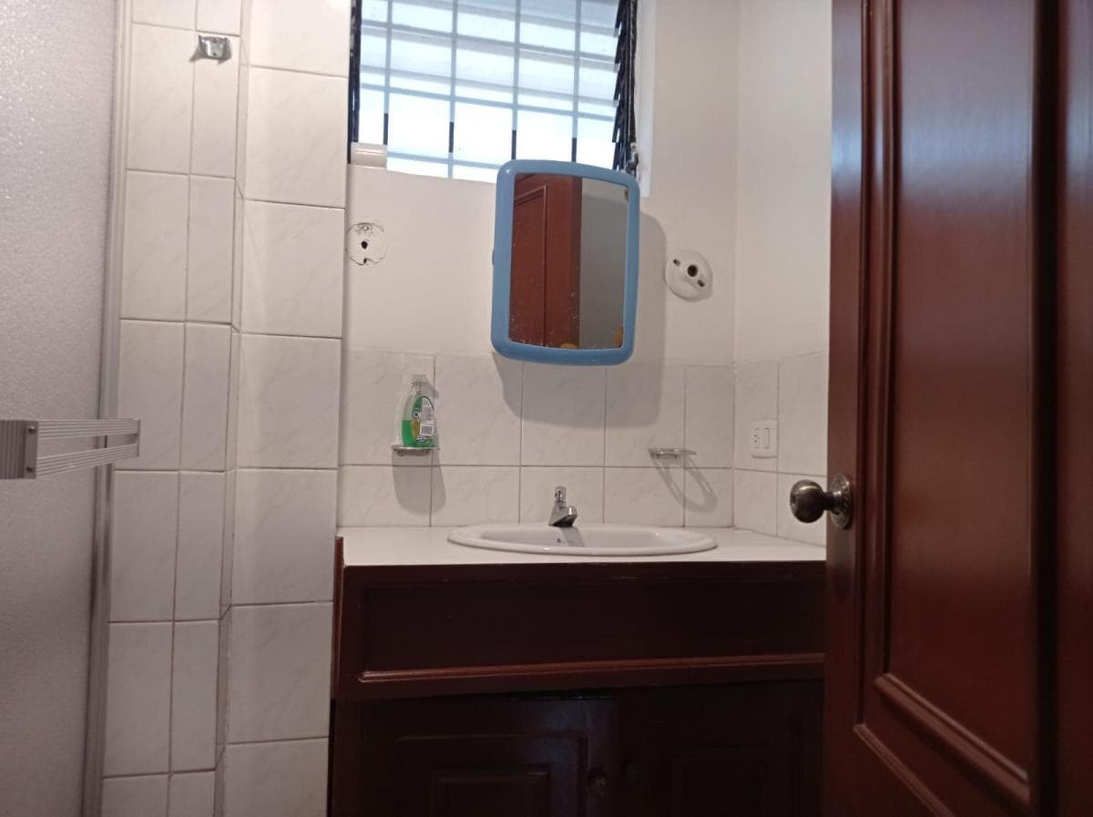 Se Vende Casa Rentera con Cuatro Locales Comerciales y Cuatro Departamentos, Sector La Pulida. Provincia de Pichincha — imagen 6