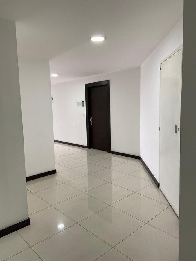 Venta de Linda Oficina Piso Alto con Hermosa Vista (Sector 12 de Octubre) — imagen 3