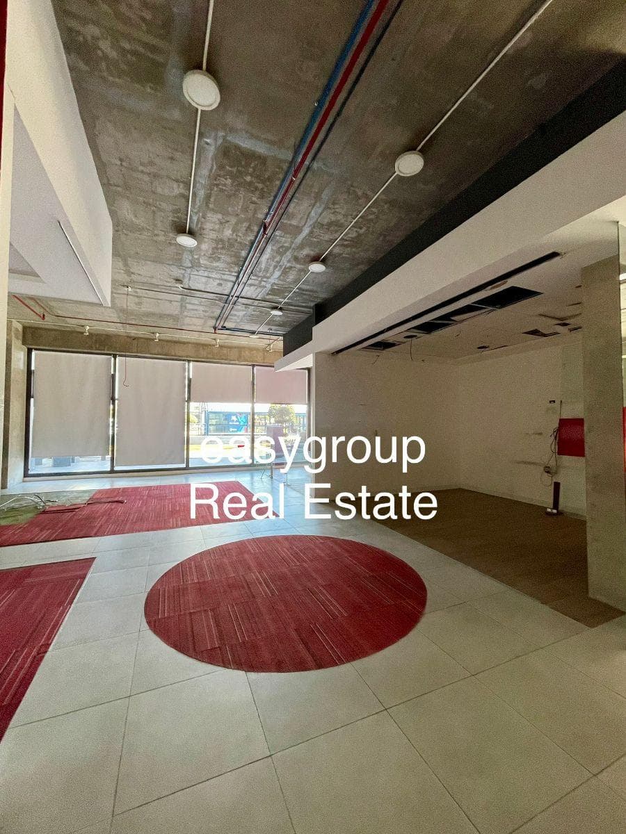 Oficina Comercial de 350 m² Ymas 8 Parqueos Venta y Alquiler en La Carolina Plaza Argentina — imagen 7