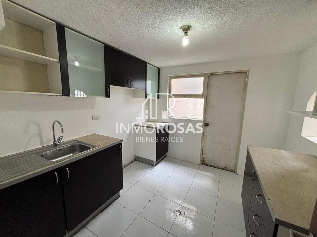Casa $54.900 3 Dorm, 2 Parq. Sector Mi Comisariato de La Av de La Prensa Norte de Quito - Cotocollao — imagen 7