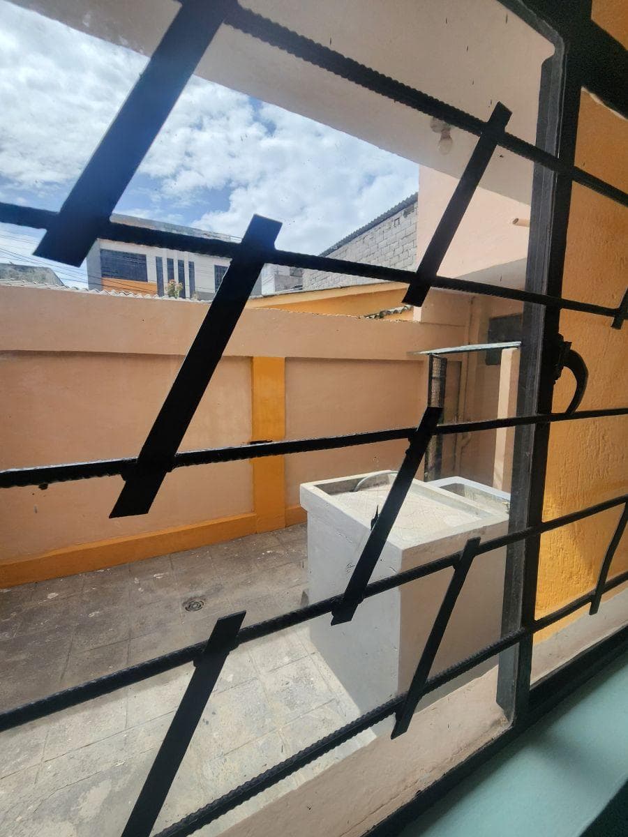 Venta Casa Carcelen con Dos Departamentos Independientes 2 Terrazas 1 Patio 144 m — imagen 2