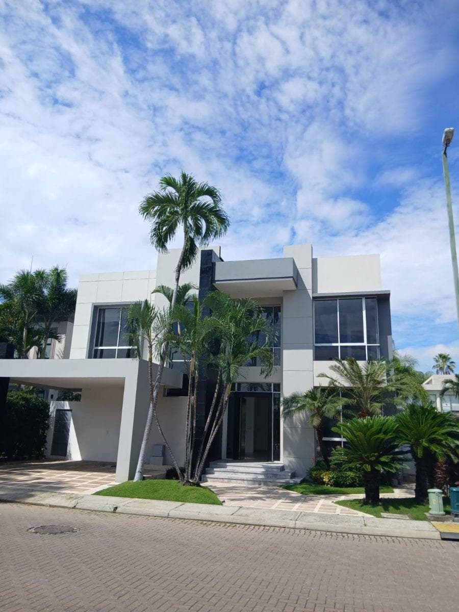 Casa en Venta con Piscina y 4 Dorm. en Km 7 Via Samborondón, Guayas — imagen 1