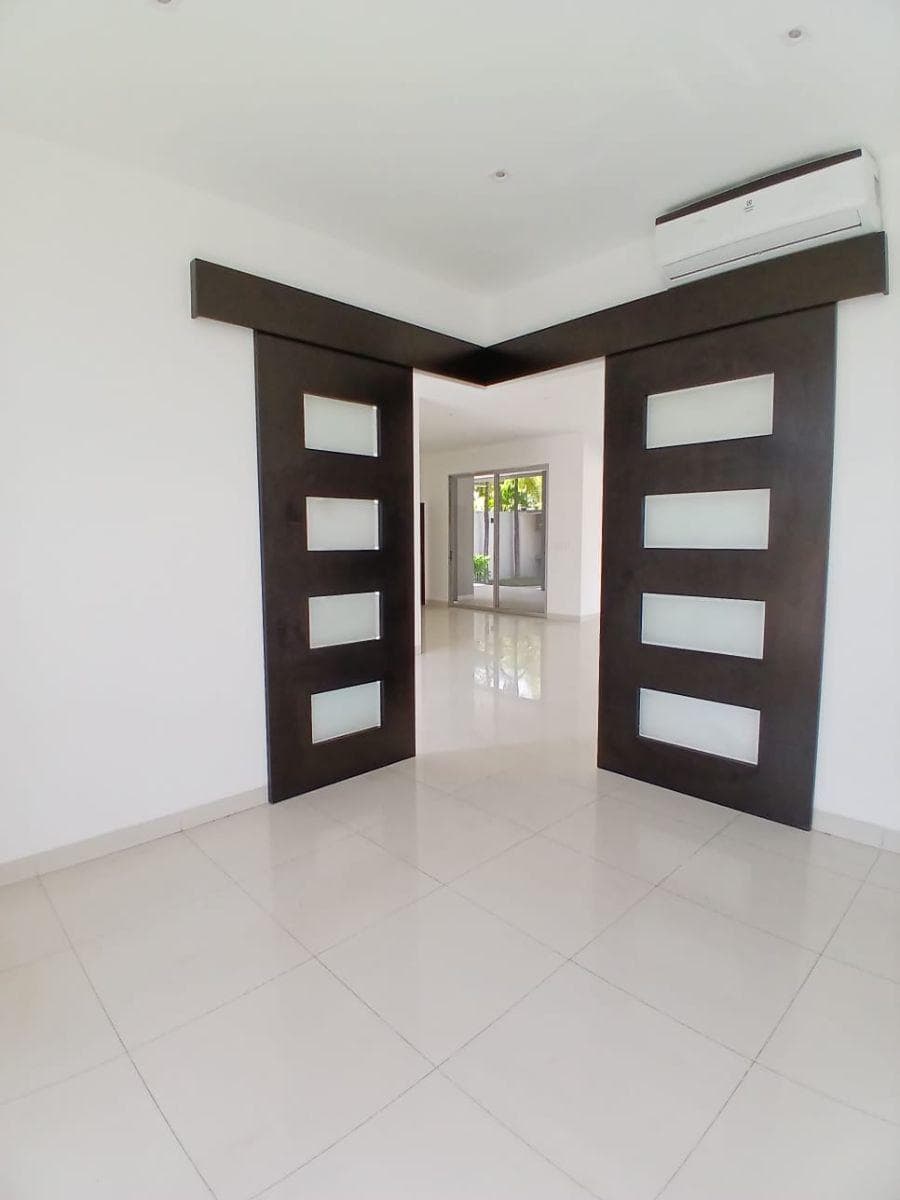 Casa en Venta con Piscina y 4 Dorm. en Km 7 Via Samborondón, Guayas — imagen 4