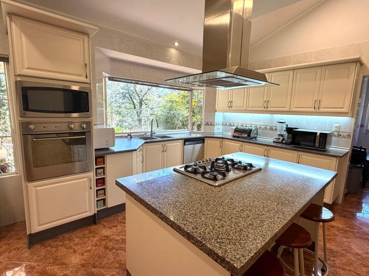 Vendo Casa en Planta Baja 680 m² de Construcción, 1.940 m² Terreno Cumbayá 5 Dorm. Formales — imagen 4