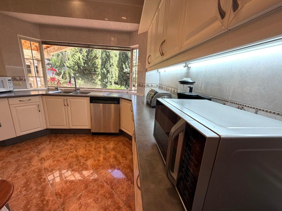 Vendo Casa en Planta Baja 680 m² de Construcción, 1.940 m² Terreno Cumbayá 5 Dorm. Formales — imagen 3