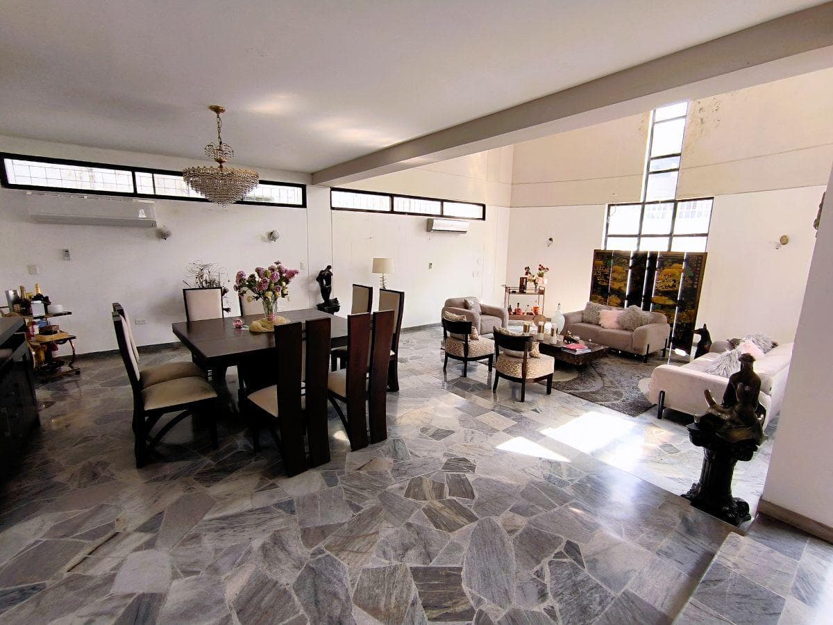 En Venta Casa en La Garzota con Habitación en Planta Baja. B. Boero, Guayas — imagen 1