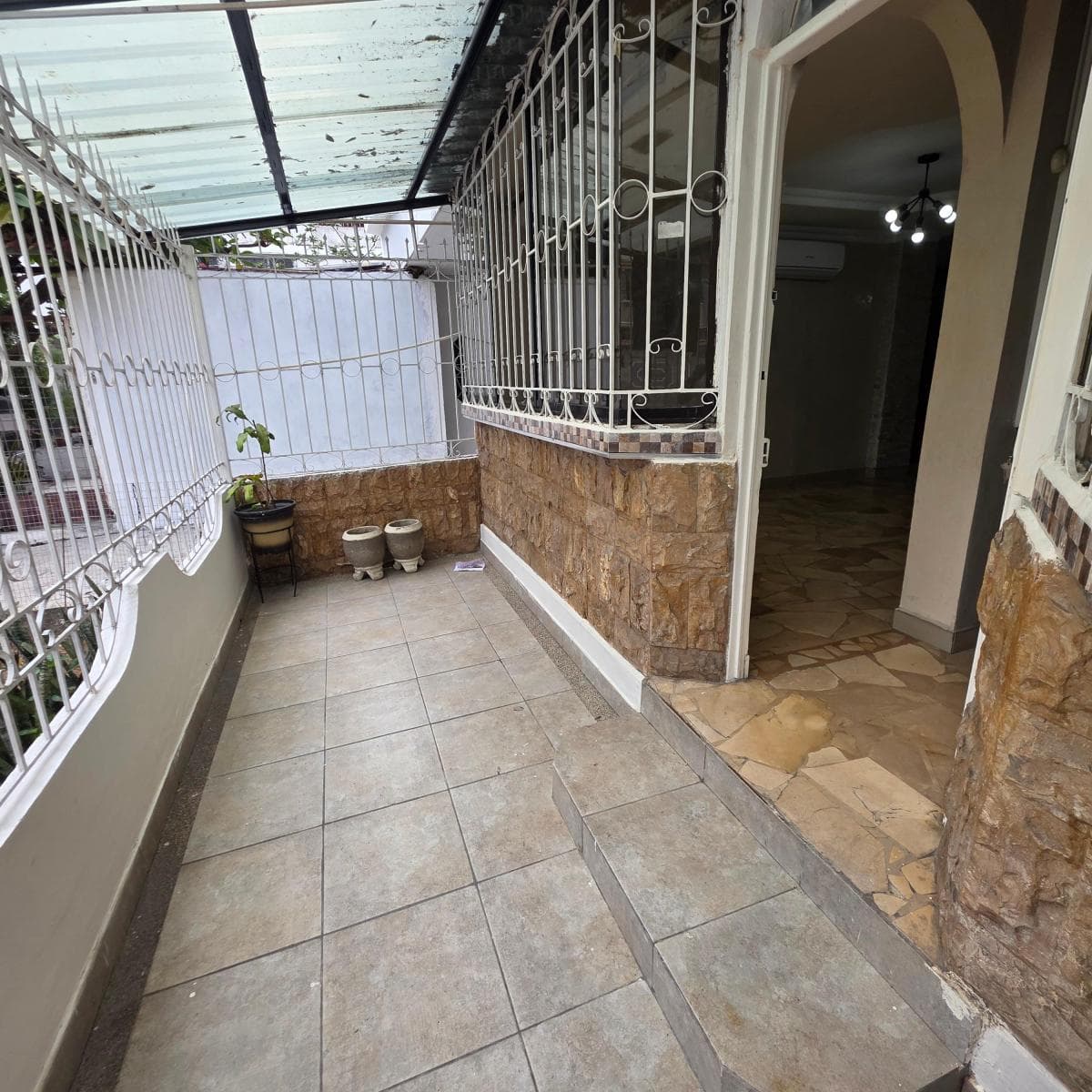 Vendo Departamento en Planta Baja, Sauces 9, Cerca de La Isidro Ayora, Guayas — imagen 1