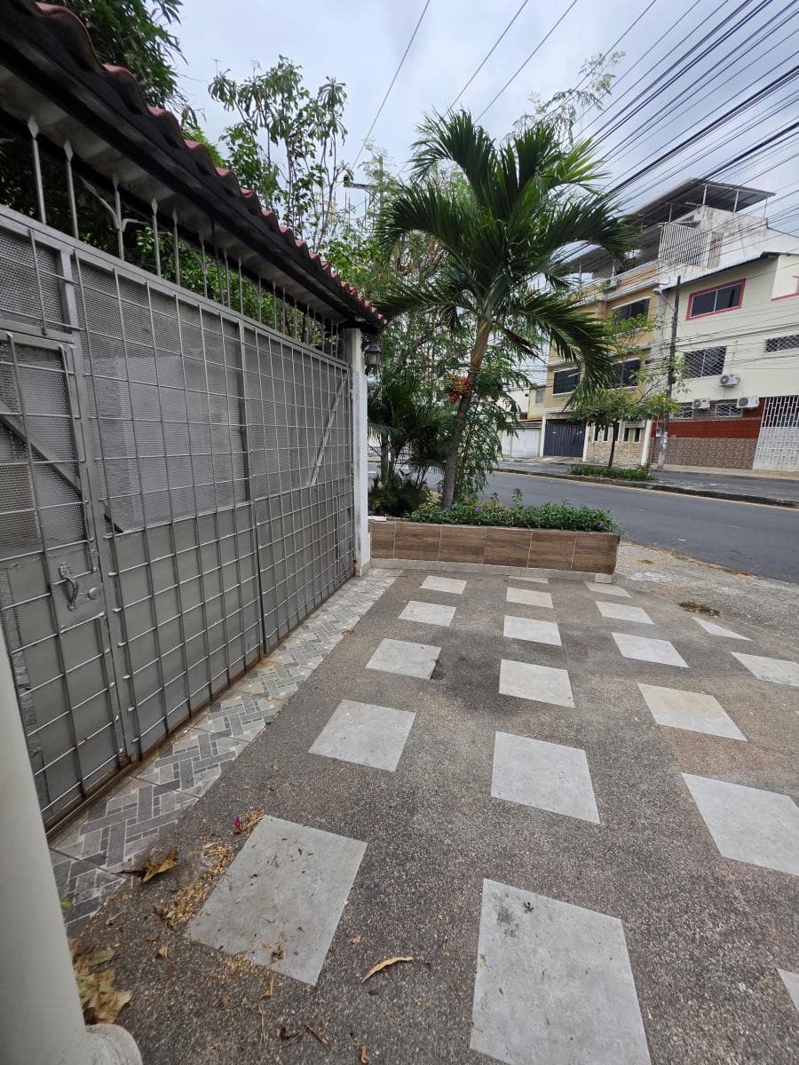 Vendo Departamento en Planta Baja, Sauces 9, Cerca de La Isidro Ayora, Guayas — imagen 10