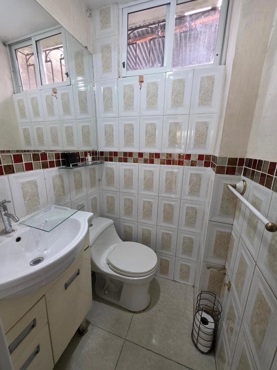 Vendo Departamento en Planta Baja, Sauces 9, Cerca de La Isidro Ayora, Guayas — imagen 3