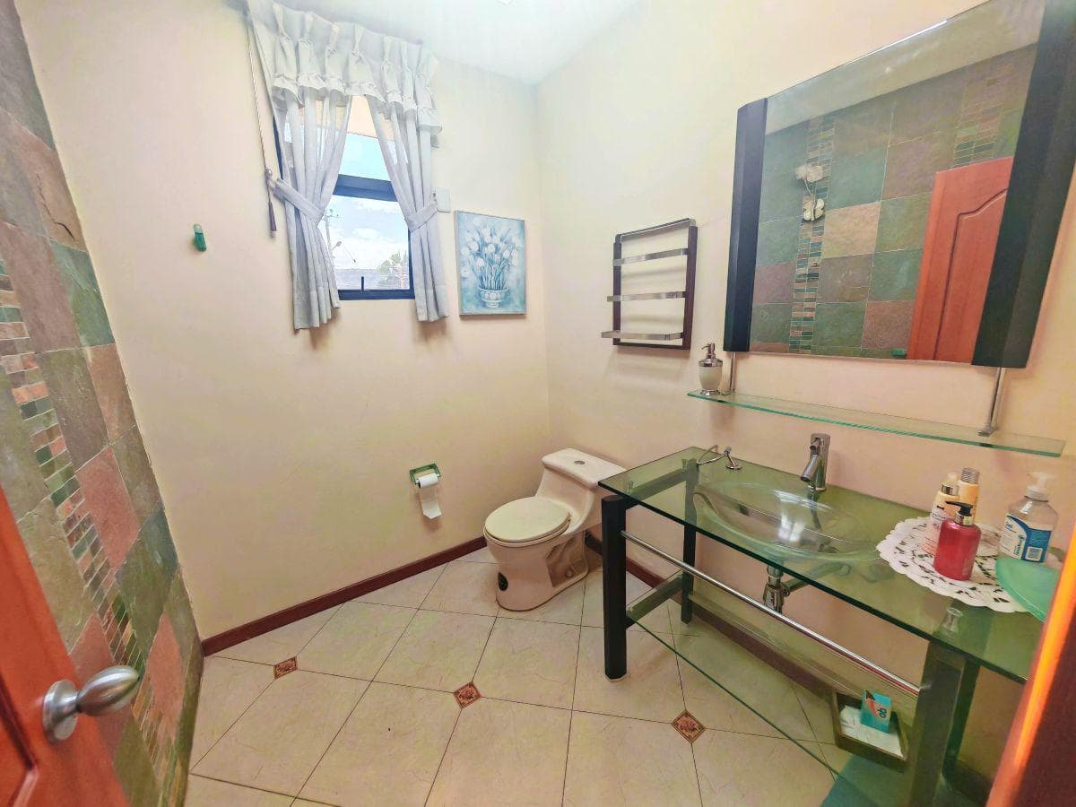 Exclusiva Casa Independiente 1.000 m² Terreno Una Planta, 4 Dorm., Jacuzzi en Pusuqui — imagen 5
