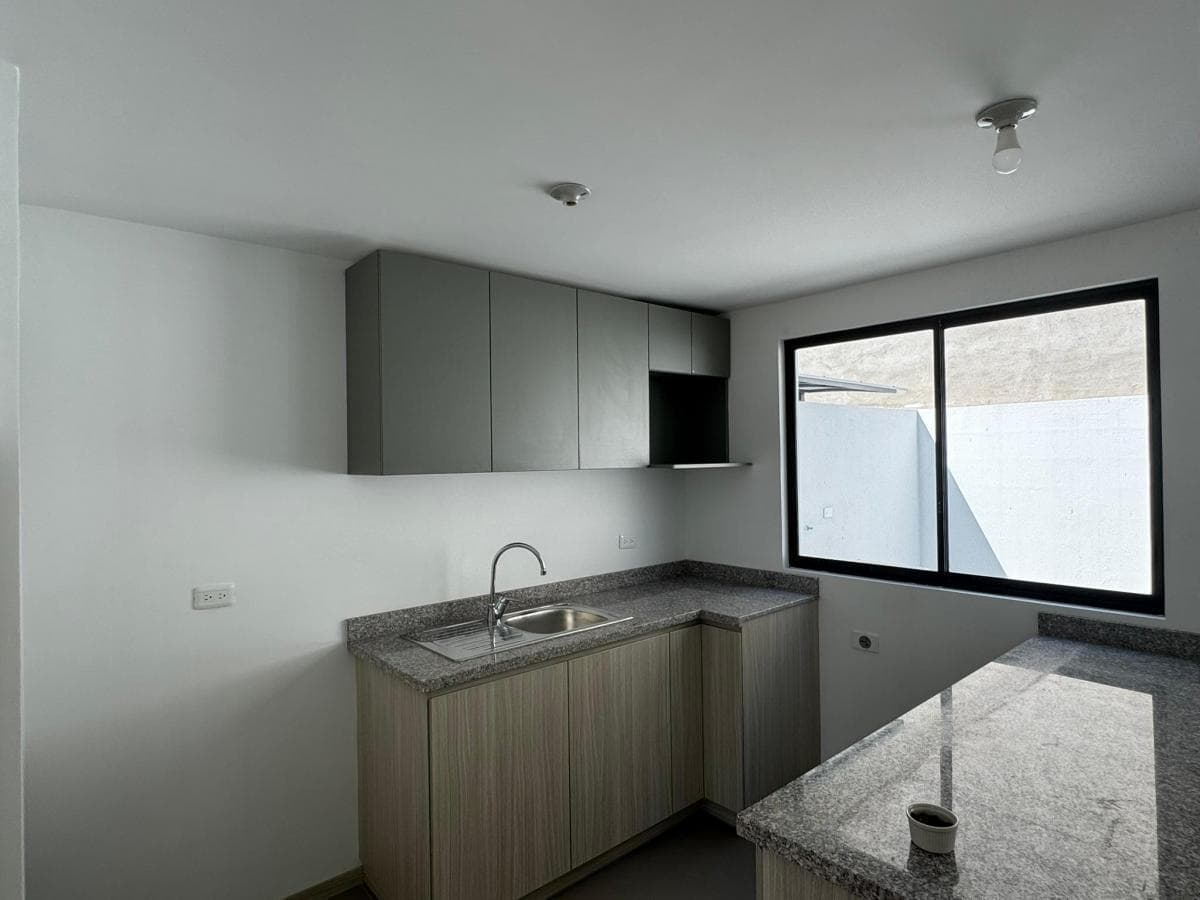 Venta Oportunidad Casa de 3 Dorm. a Estrenar Mitad del Mundo - Quito — imagen 3