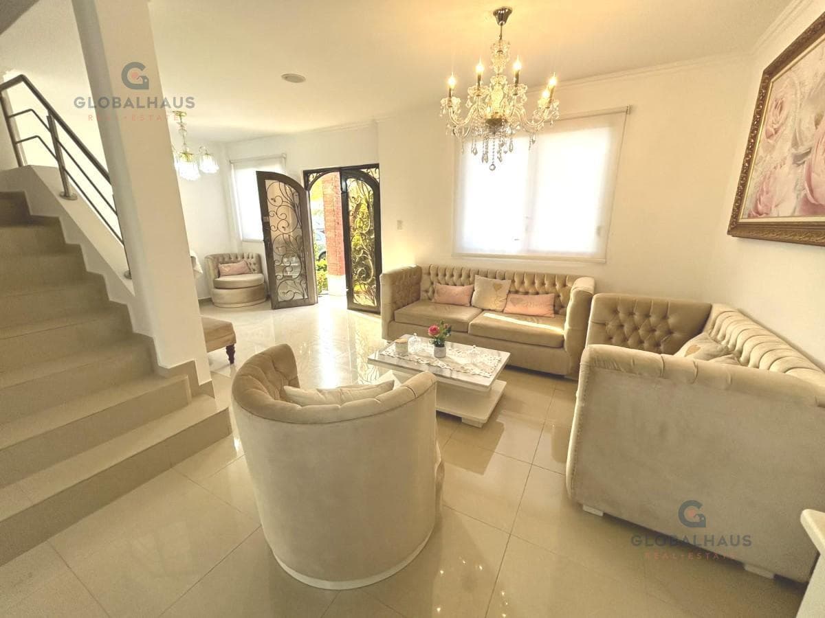 Casa en Venta Amoblada con 3 Habitaciones y Piscina en Urb. Napoli C. S. Guayas — imagen 1