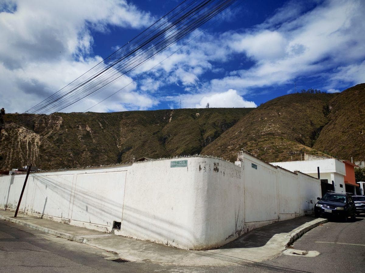 Terreno Esquinero en Venta Sector Pomasqui — imagen 1