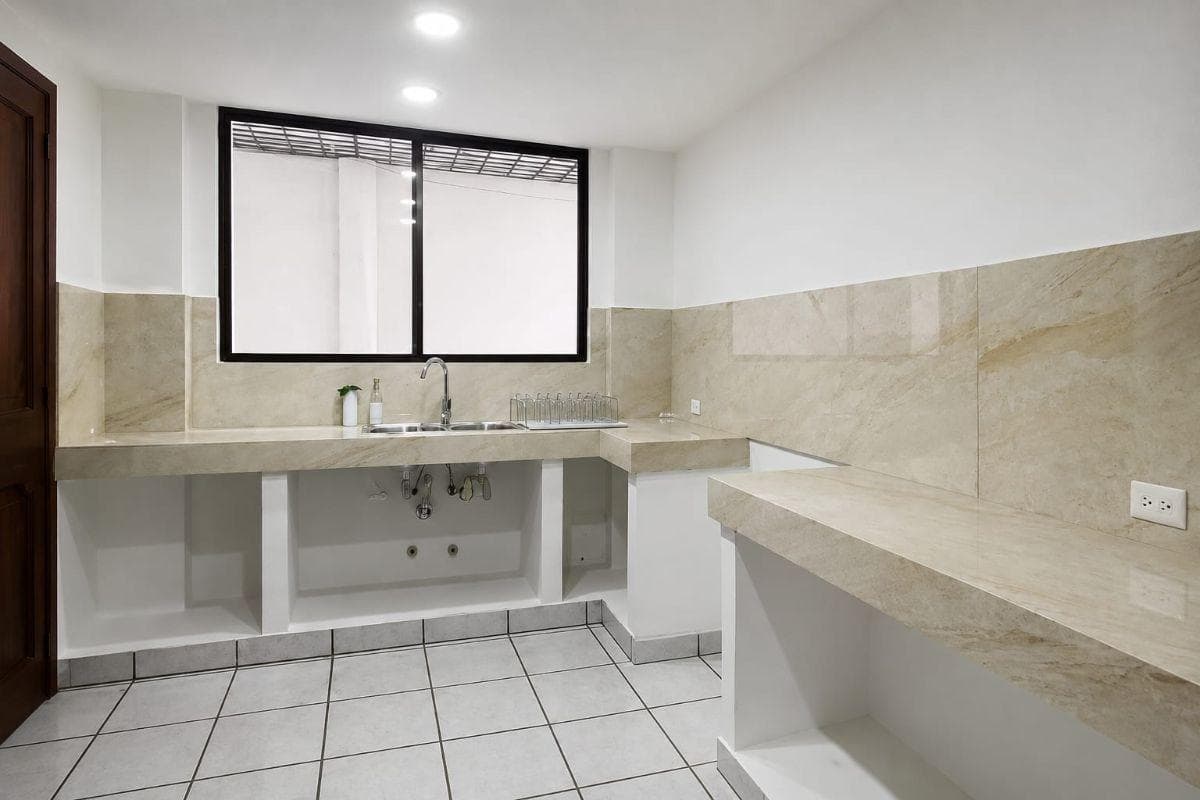 Departamento en Planta Baja con Amplio Patio Privado en Santa Leonor – Guayaquil, Guayas — imagen 3