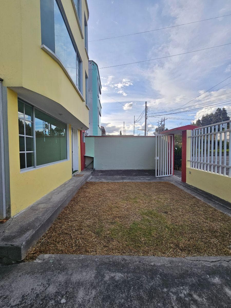 Exclusiva Casa de 3 Pisos en Venta – Urbanización Copedac (Sangolquí / El Colibrí) — imagen 1