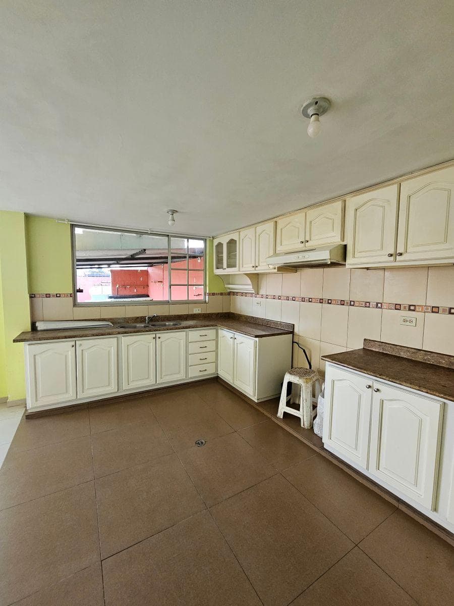 Exclusiva Casa de 3 Pisos en Venta – Urbanización Copedac (Sangolquí / El Colibrí) — imagen 5