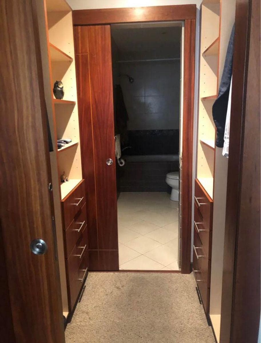 Vendo Hermosa Suite de Lujo con o Sin Muebles Edificio con Piscina, Sector Gonzalez Suarez — imagen 3