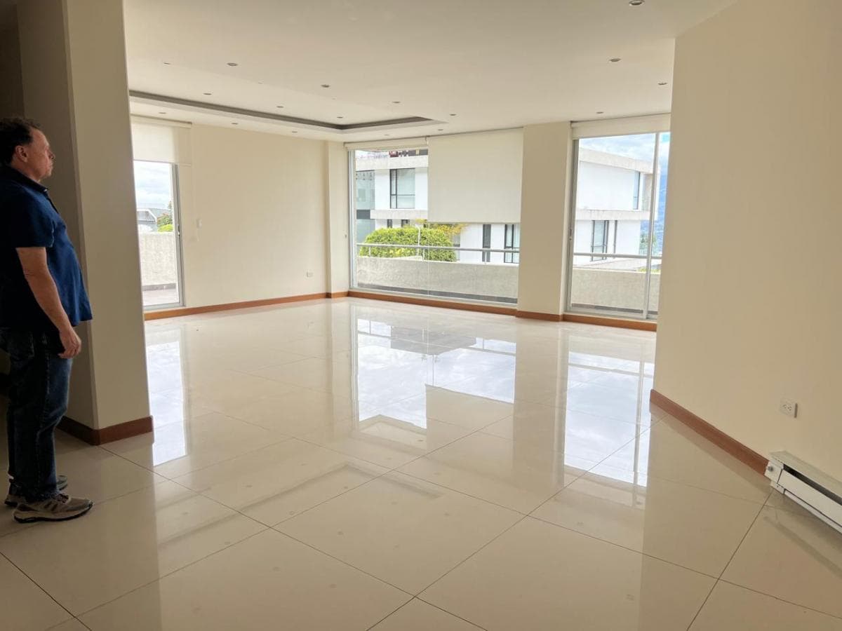 Departamento con Terraza en Venta – Vista Grande Cumbayá | Real Estate — imagen 7