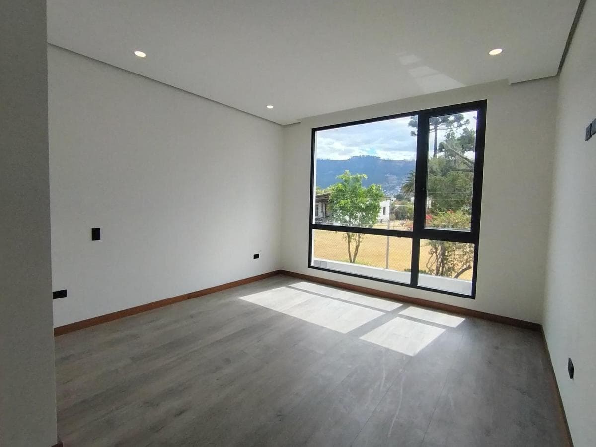 Venta de Casa 3d | Dormitorio en Planta Baja | La Primavera – Cumbayá — imagen 2