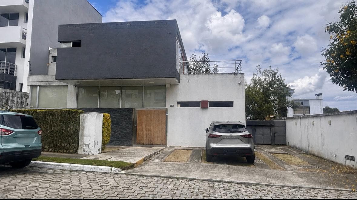 Venta Casa Amplia 4 Dorm. con Patio en Jardines de Amagasi - Ecuador — imagen 10