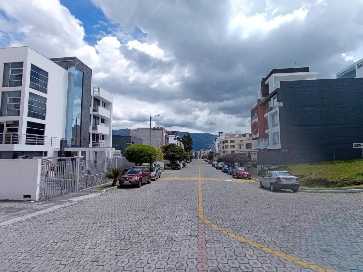Venta Casa Amplia 4 Dorm. con Patio en Jardines de Amagasi - Ecuador — imagen 8