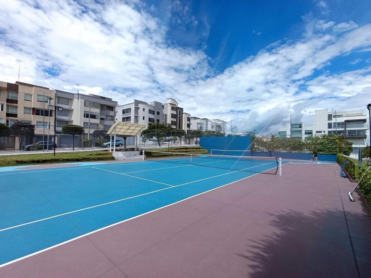Venta Casa Amplia 4 Dorm. con Patio en Jardines de Amagasi - Ecuador — imagen 7