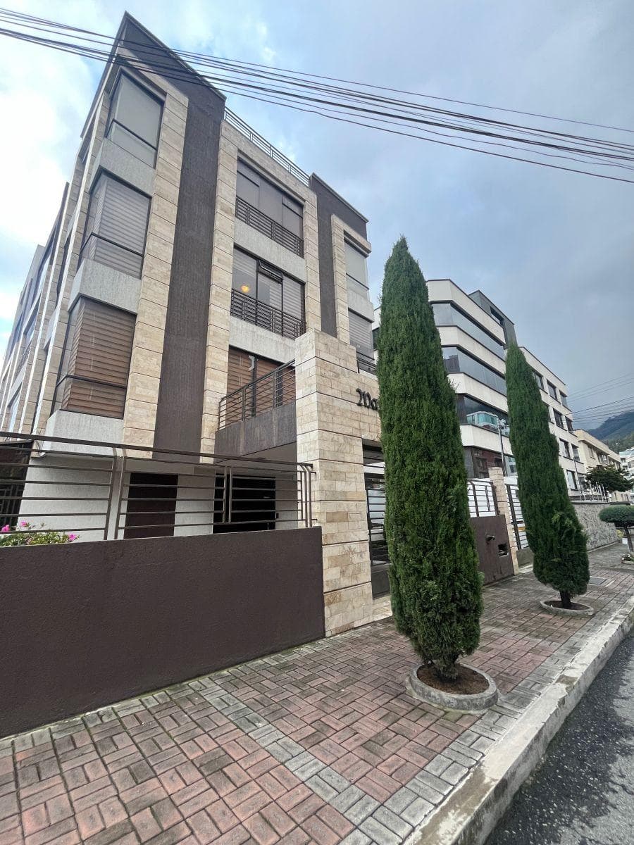 2 Dorm.. Estudio, Balcón en Quito Tenis Calle Hidalgo de Pinto — imagen 1